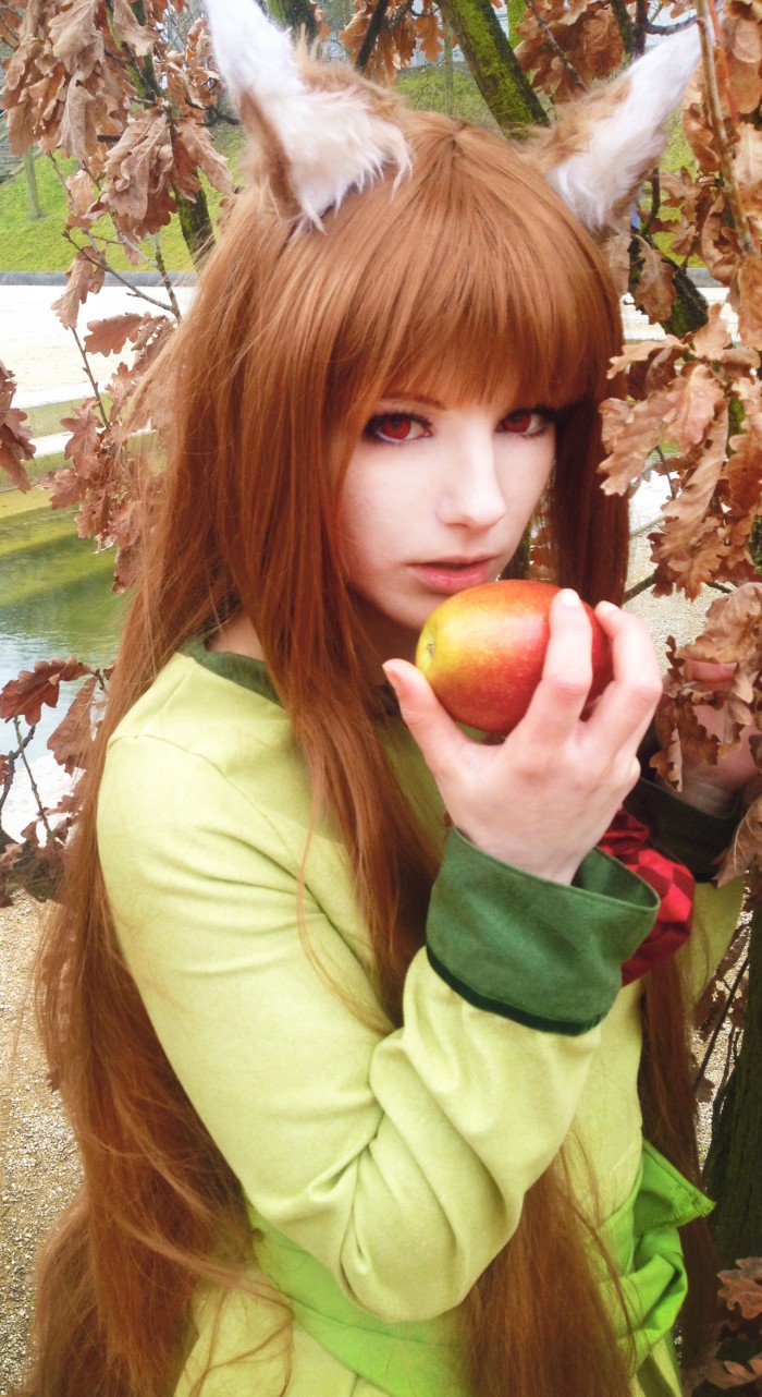 Take an apple [Spice and wolf cosplay] by Milukyo