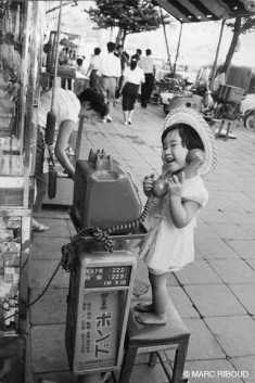 公衆電話と女の子 – Japan, 1958